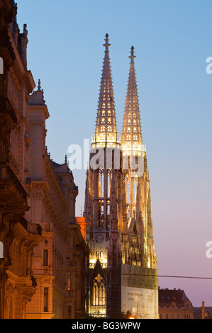 Votivkirche, Dämmerung der Türme , Ringstraße, Wien, Österreich | clochers de l'église Votiv, au crépuscule, Périphérique, Vienne, Autriche Banque D'Images