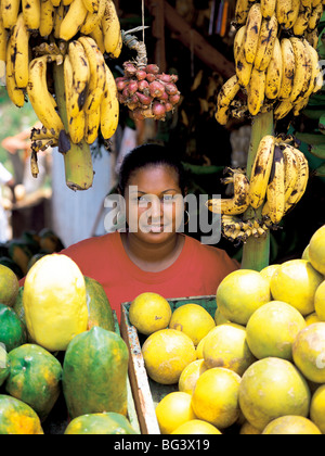 Femme sur un étal de fruits, République dominicaine, Antilles, Caraïbes, Amérique Centrale Banque D'Images