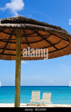 Chaises de plage sur la plage de Grand'Anse, Grenade, Îles du Vent, Antilles, Caraïbes, Amérique Centrale Banque D'Images