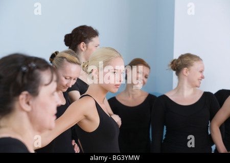 Les jeunes femmes dans le ballet rehearsal Banque D'Images