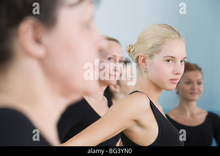 Les jeunes femmes dans le ballet rehearsal Banque D'Images