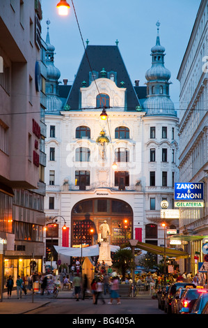 Gebäude und am Lugeck Gurtenbergdenkmal, Wien, Österreich | Gutenberg et Memprial sur bâtiment Lugeck, Vienne, Autriche Banque D'Images