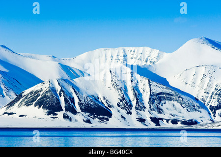 Sommets enneigés Woodfjord, archipel du Svalbard, Norvège, Scandinavie, l'Europe, de l'Arctique Banque D'Images