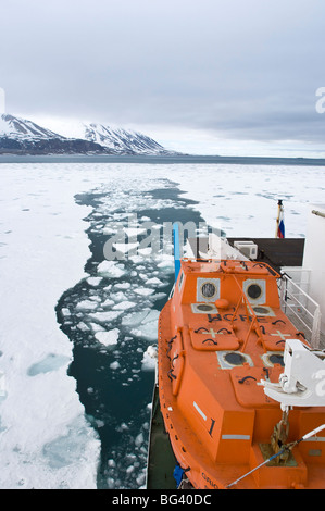 Briser la glace en Leifdefjord, archipel du Svalbard, Norvège, Scandinavie, l'Europe, de l'Arctique Banque D'Images