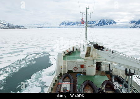 Briser la glace en Leifdefjord, archipel du Svalbard, Norvège, Scandinavie, l'Europe, de l'Arctique Banque D'Images