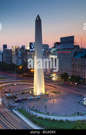 L'ARGENTINE, Buenos Aires, El Obelisko, Plaza de la Republica, et l'Avenida 9 de Julio, symbole de l'Argentine, soir Banque D'Images