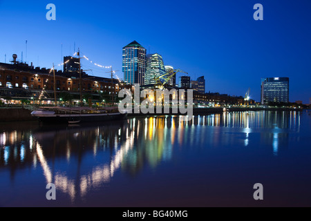 L'ARGENTINE, Buenos Aires, Puerto Madero, les tours d'habitation, dusk Banque D'Images
