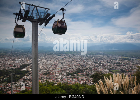 L'Argentine, la province de Salta, Salta, vue du Cerro San Bernardo avec teleferico voitures de tramway Banque D'Images