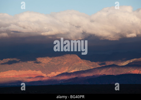 L'Argentine, la province de Salta, Valles Calchaquies, San Carlos, dernière lumière sur les montagnes Sierra de Leon Muerto Banque D'Images