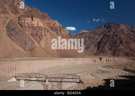 L'Argentine, la Province de Mendoza, Polvaredas, montagnes avec de vieux pont de chemin de fer Banque D'Images