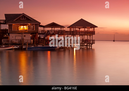 Le Honduras, Bay Islands, Roatan, West End, favorise l'bar et restaurant au coucher du soleil Banque D'Images