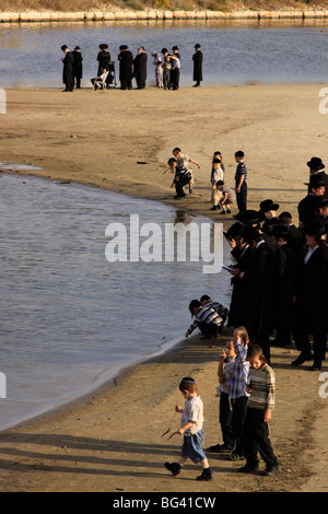 Israël, Tel Aviv, Tachlikh prière de la congrégation en Premishlan la rivière Yarkon Banque D'Images