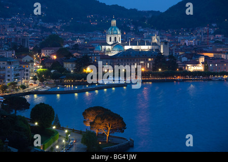 L'Italie, la Lombardie, région des lacs, lac de Côme, Côme, vue sur la ville de Bellagio road, soir Banque D'Images