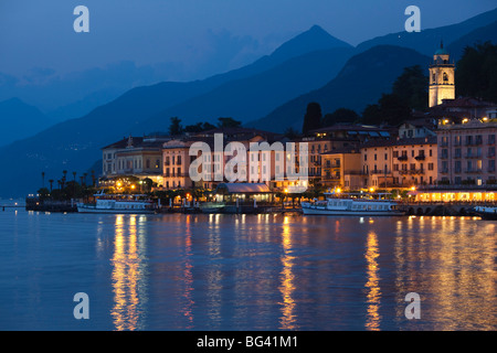 L'Italie, la Lombardie, région des lacs, lac de Côme, Bellagio, vue sur ville, soir Banque D'Images