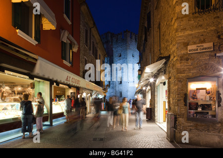 L'Italie, Lombardie, Lake District, le lac de Garde Sirmione, balade dans la vieille ville près de Castello Scaligero, b.1250 Banque D'Images