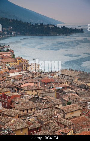 Italie, Vénétie, Lake District, le lac de Garde, Malcesine, vue sur la ville de château Scaligero castle Banque D'Images