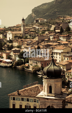 L'Italie, la Lombardie, région des Lacs, le lac de Garde, Limone sul Garda, vue sur la ville avec l'église San Benedetto Banque D'Images