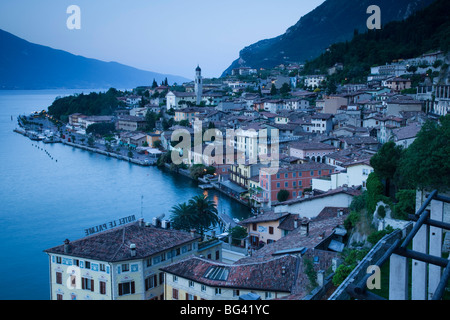 L'Italie, la Lombardie, région des Lacs, le lac de Garde, Limone sul Garda, antenne Vue sur Ville Banque D'Images