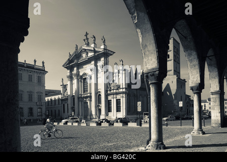 L'Italie, Lombardie, Mantoue, Piazza Sordello, le Duomo, la cathédrale à travers les arches du Palais des Doges Banque D'Images