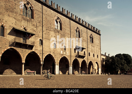 L'Italie, Lombardie, Mantoue, Piazza Sordello, Palazzo Ducale Banque D'Images