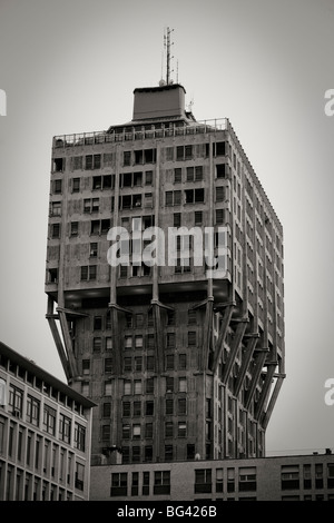 L'Italie, Lombardie, Milan, la tour Torre Velasca, b.1954, conçu par les architectes BBPR Banque D'Images