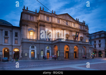 L'Italie, Lombardie, Milan, Teatro alla Scala, l'opéra La Scala, soir Banque D'Images