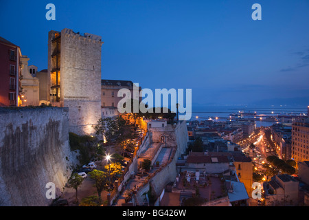 Italie, Sardaigne, Cagliari, Castello Il Vieille Ville, Torre dell' Elefante tower, soir Banque D'Images