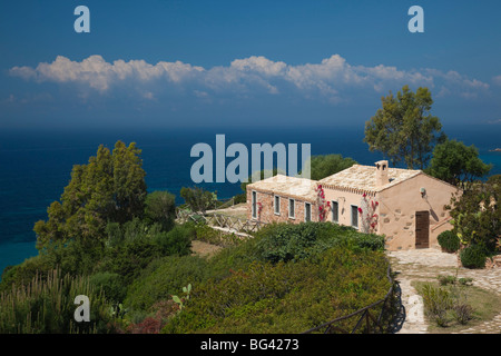 Italie, Sardaigne, région Sarrabus, Capitana, cliff side house Banque D'Images