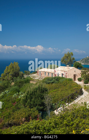 Italie, Sardaigne, région Sarrabus, Capitana, cliff side house Banque D'Images