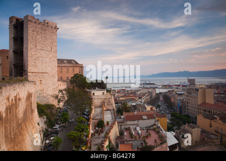 Italie, Sardaigne, Cagliari, Castello Il Vieille Ville, Torre dell' Elefante tower, coucher du soleil Banque D'Images