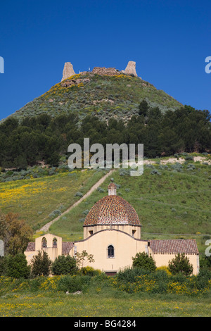 L'Italie, la Sardaigne, la région de Marmilla, Las Plassas, Castello di forteresse Marmilla et Chiesa di Santa Maria Maddalena church Banque D'Images