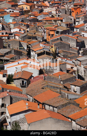 Italie, Sardaigne, dans l'ouest de la Sardaigne, Santu Lussurgiu, ville construite à l'intérieur de cratère volcanique près de Monti Ferri highland Banque D'Images