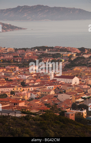 Italie, Sardaigne, Nord de la Sardaigne, Palau, vue de la ville et le port, sunrise Banque D'Images