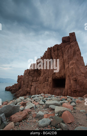 Italie, Sardaigne, Sardaigne orientale, région de l'Ogliastra, Arbatax, Rocce Rosse, Red Rocks, dusk Banque D'Images