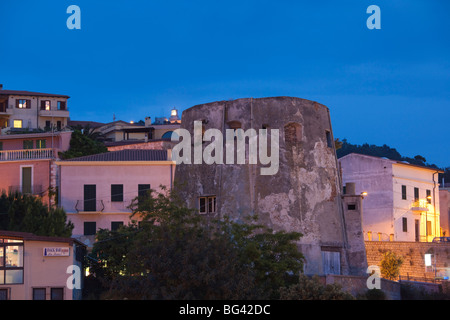 Italie, Sardaigne, Sardaigne orientale, région de l'Ogliastra, Arbatax, port et tour espagnole, soir Banque D'Images