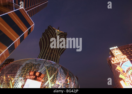 Lumières de Grand Lisboa Casino et bâtiment de la Banque de Chine, Macao, Chine, Asie Banque D'Images