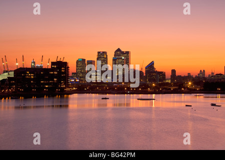 L'Angleterre, Londres, Newham, Royal Victoria Docks, O2 Arena et Canary Wharf bâtiments Banque D'Images