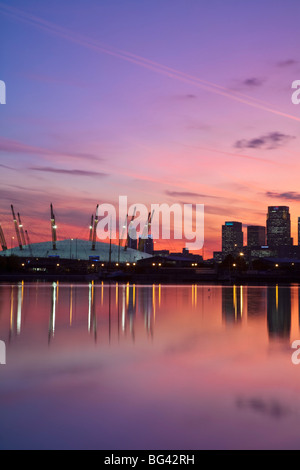 L'Angleterre, Londres, Newham, O2 Arena et Canary Wharf ses bâtiments reflétant à Royal Victoria Docks Banque D'Images