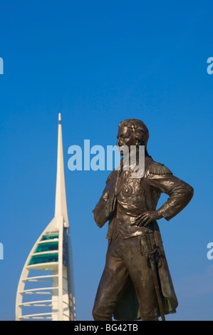 Statue de Nelson et Spinnaker Tower, Portsmouth, Hampshire, England, UK Banque D'Images