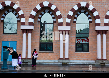 L'homme musulman de payer un parcmètre en face de Madina Masjid à Toronto Canada Banque D'Images