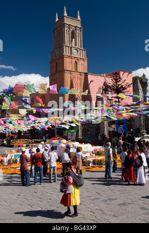 Décorations, Jour des morts, l'Eglise de San Rafael en arrière-plan, Plaza Principal, San Miguel de Allende, Guanajuato, Mexique Banque D'Images