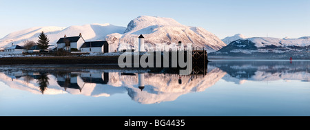 Phare de Corpach sur Loch Eil avec Ben Nevis et Fort William, dans l'arrière-plan, la région des Highlands, Ecosse, Royaume-Uni Banque D'Images