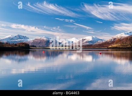 Les réflexions dans le Loch Leven, Glencoe, Ecosse, Royaume-Uni Banque D'Images