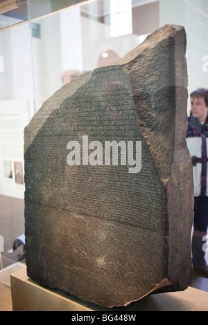 L'Angleterre, Londres, British Museum, Rosetta Stone porte par écrit dans les deux langues officielles les Egyptiens et les Grecs Banque D'Images