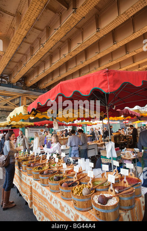L'Angleterre, Londres, Southwark, Borough Market, décrochage d'olive Banque D'Images