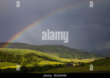 L'Angleterre, dans le Yorkshire, Yorkshire Dales, arc-en-ciel sur Swaledale Banque D'Images