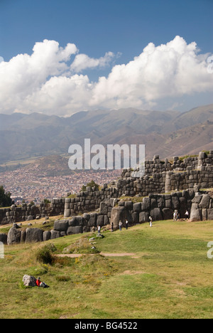 Fortification inca de Sacsayhuaman Cuzco avec en arrière-plan, près de Cuzco, Pérou, Amérique du Sud Banque D'Images
