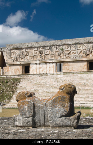 Jaguar maya sculpture en face de l'hôtel Palacio del Gobernador (Palais du Gouverneur), Uxmal, Yucatan, Mexique Banque D'Images