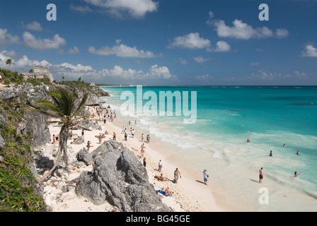 Plage de Tulum, à El Castillo (le château) à les ruines Maya de Tulum en arrière-plan, Quintana Roo, Mexique, Amérique du Nord Banque D'Images