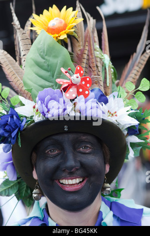 L'Angleterre, Kent, Rochester, femme Morris danseuse au Festival annuels Banque D'Images